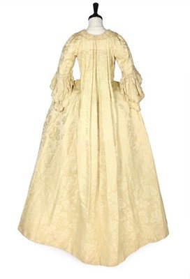 Lot 117 - A pale primrose damask satin robe à la...