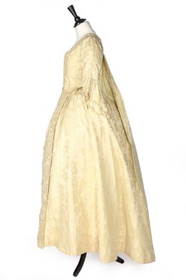 Lot 117 - A pale primrose damask satin robe à la...