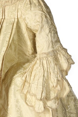 Lot 117 - A pale primrose damask satin robe à la...