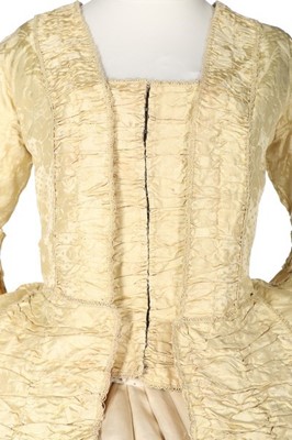 Lot 117 - A pale primrose damask satin robe à la...