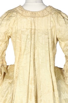 Lot 117 - A pale primrose damask satin robe à la...