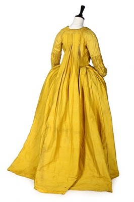 Lot 125 - A brilliant yellow bourette silk robe à la...