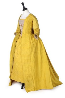 Lot 125 - A brilliant yellow bourette silk robe à la...