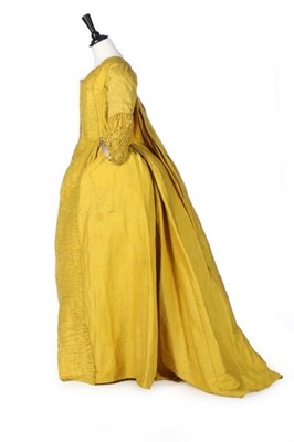 Lot 125 - A brilliant yellow bourette silk robe à la...
