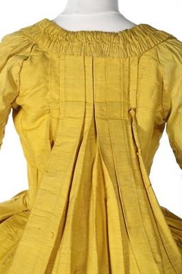 Lot 125 - A brilliant yellow bourette silk robe à la...
