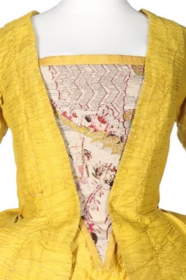 Lot 125 - A brilliant yellow bourette silk robe à la...