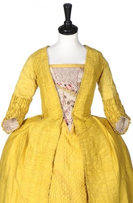 Lot 125 - A brilliant yellow bourette silk robe à la...