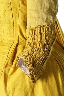 Lot 125 - A brilliant yellow bourette silk robe à la...