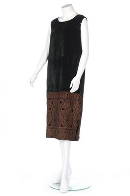 Lot 166 - A Vitaldi Babani embroidered velvet evening...