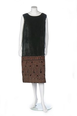 Lot 166 - A Vitaldi Babani embroidered velvet evening...