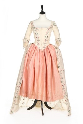 Lot 30 - An embroidered lawn robe à l'Anglaise, circa...