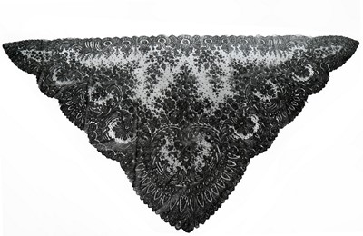 Lot 322 - A general collection of lace and accessories,...
