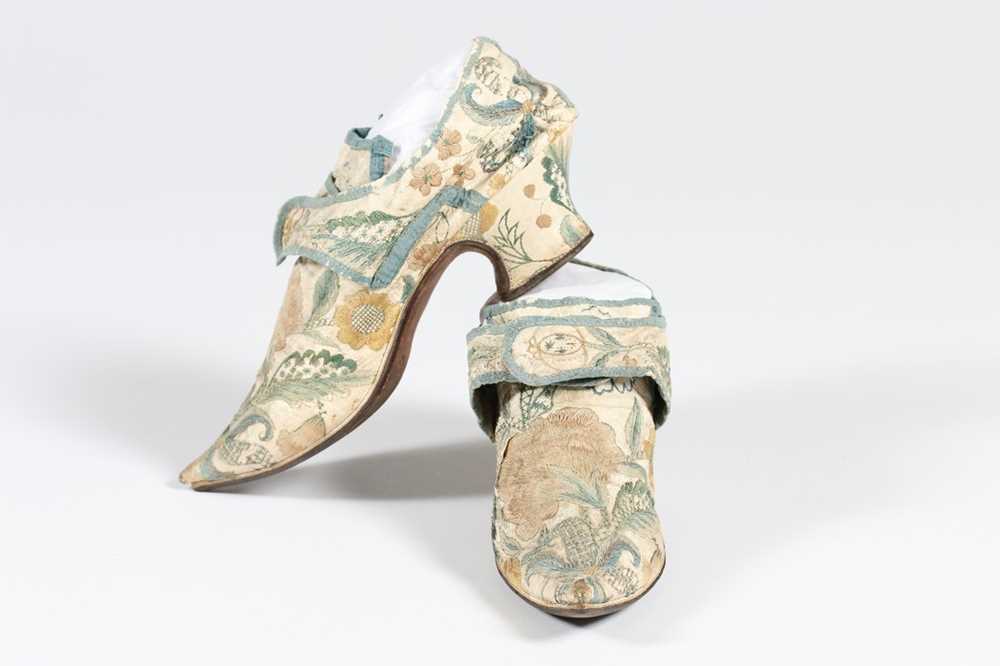 Lot 15 - A fine pair of embroidered leather lady's...