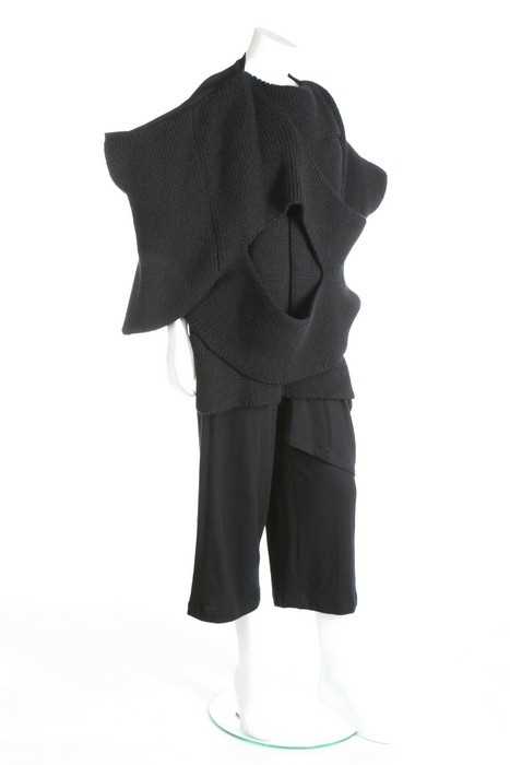 Lot 184 - A Comme des Garçons black knitted top,...