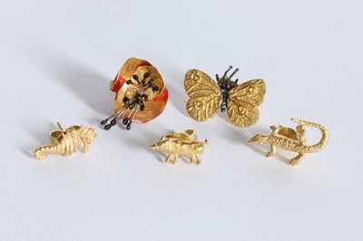 Lot 10 - A large collection of Lina Fanouraki gold...