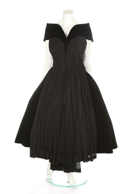 Lot 91 - A Madame Grès couture pleated silk jersey and...