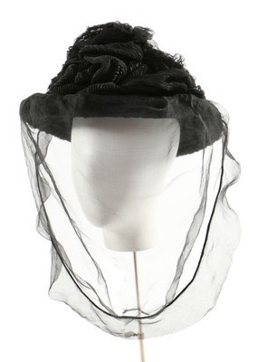 Lot 21 - A Robert Heath mourning bonnet, believed to...
