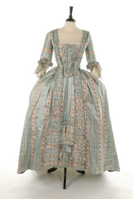 Lot 35 - A fine striped brocaded silk robe à la...