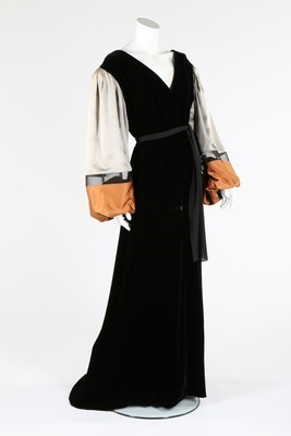 Lot 182 - A Jacqueline de Ribes evening gown, 1980s,...