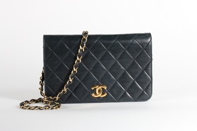Lot 14 - A Chanel quilted navy leather bag, stamped to...
