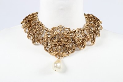 Lot 32 - A fine Robert Goossens for Chanel gilt filigree collar necklace, circa 1960