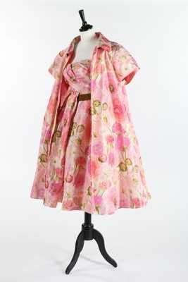 Lot 100 - A Pierre Balmain couture chin taffeta cocktail...