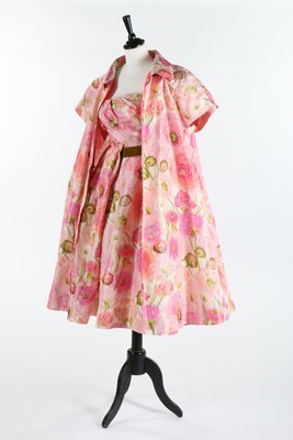 Lot 100 - A Pierre Balmain couture chin taffeta cocktail...