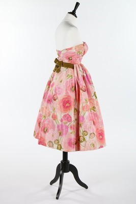 Lot 100 - A Pierre Balmain couture chin taffeta cocktail...