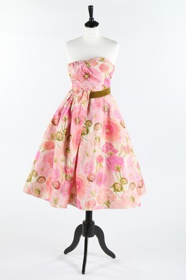 Lot 100 - A Pierre Balmain couture chin taffeta cocktail...