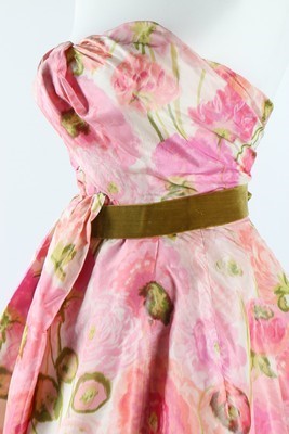 Lot 100 - A Pierre Balmain couture chin taffeta cocktail...