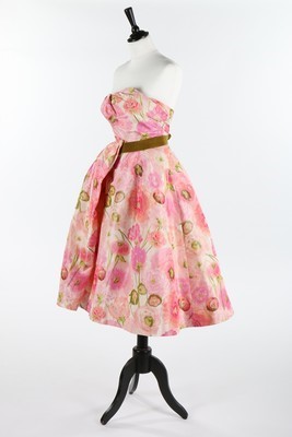 Lot 100 - A Pierre Balmain couture chin taffeta cocktail...