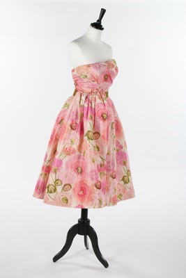 Lot 100 - A Pierre Balmain couture chin taffeta cocktail...