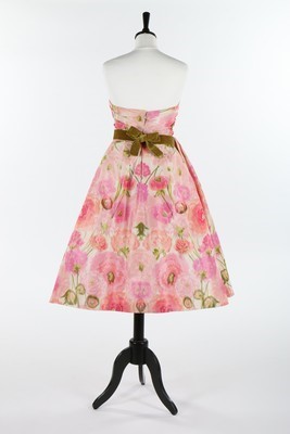 Lot 100 - A Pierre Balmain couture chin taffeta cocktail...