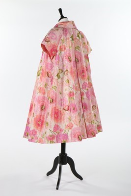 Lot 100 - A Pierre Balmain couture chin taffeta cocktail...