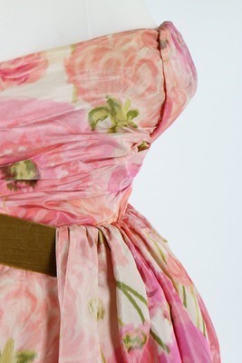 Lot 100 - A Pierre Balmain couture chin taffeta cocktail...