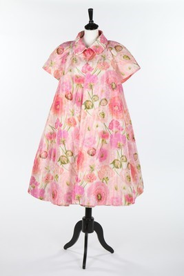 Lot 100 - A Pierre Balmain couture chin taffeta cocktail...