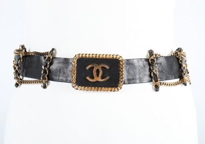 Lot 21 - A Chanel leather and chain belt, stamped...