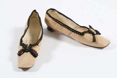 Lot 87 - A pair of Gaudinot pale apricot linen summer...