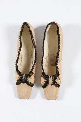 Lot 87 - A pair of Gaudinot pale apricot linen summer...