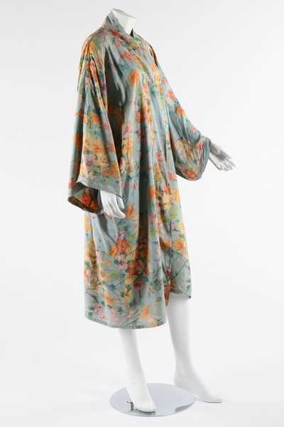 Lot 92 - A floral printed house coat and a large...