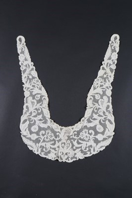 Lot 378 - A Burano needlepoint lace collar, circa 1915,...
