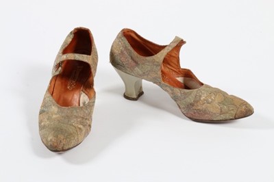 Lot 231 - A good group of accessories, comprising: eight...