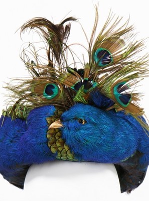 Lot 261 - An unusual peacock feather toque and matching...