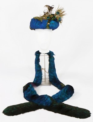 Lot 261 - An unusual peacock feather toque and matching...