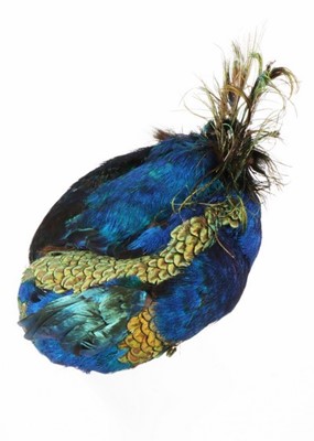 Lot 261 - An unusual peacock feather toque and matching...