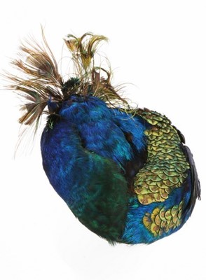 Lot 261 - An unusual peacock feather toque and matching...