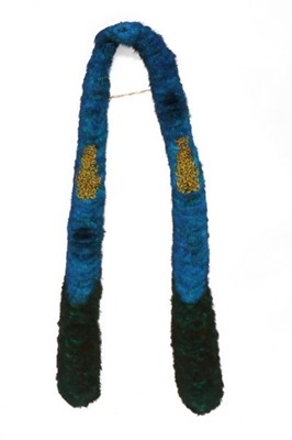 Lot 261 - An unusual peacock feather toque and matching...