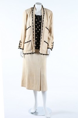 Lot 277 - A Chanel boutique raw silk summer suit with...