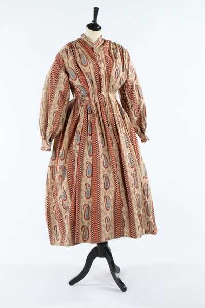 Lot 34 - Four printed cotton deshabille or morning...