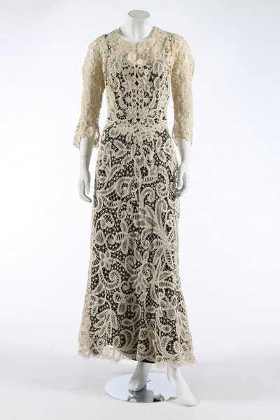 Lot 16 - A gown of Edwardian Battenberg tapelace,...
